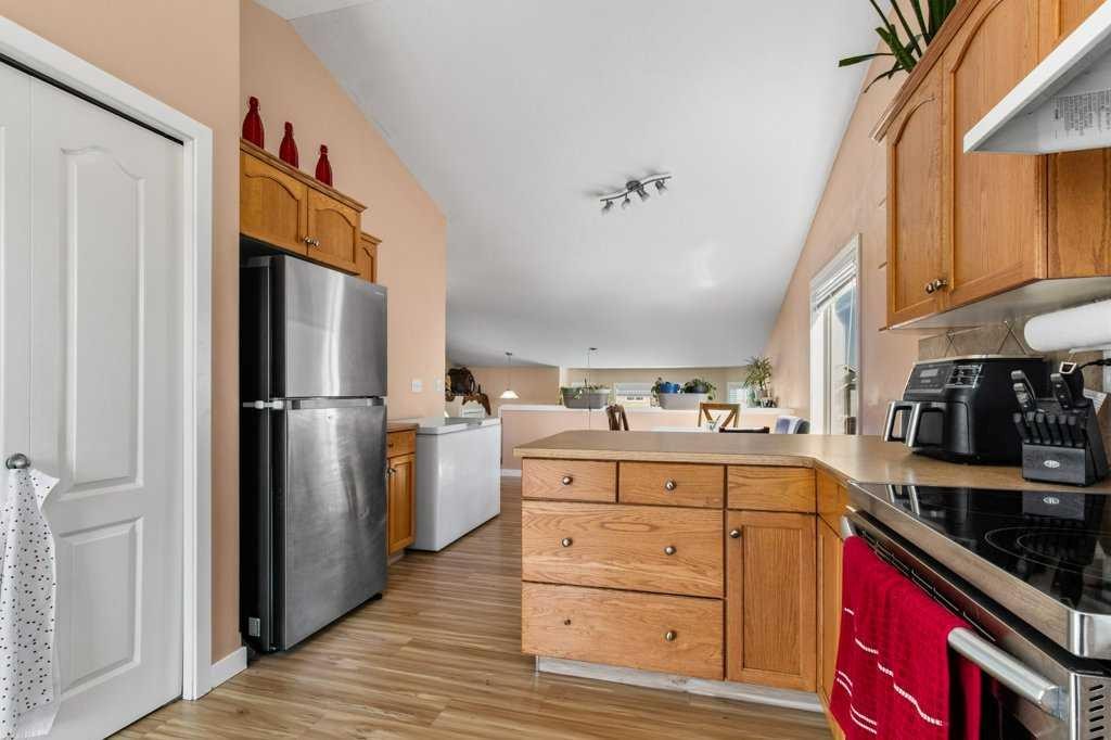 12 Hansen Close, Sylvan Lake, AB - Indoor Photo Showing Kitchen