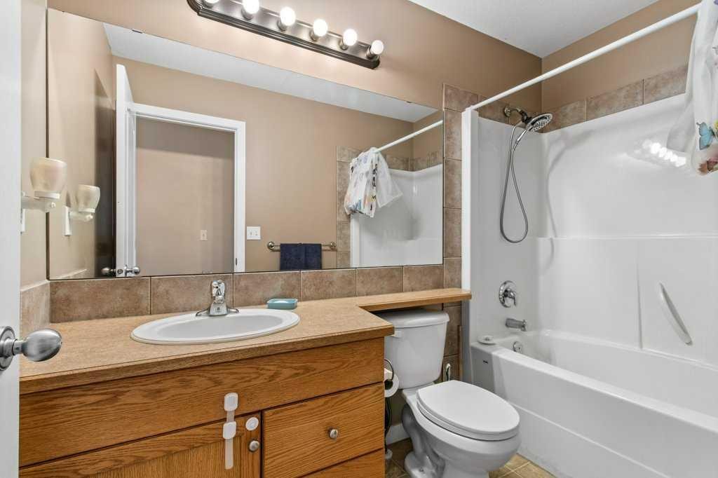 12 Hansen Close, Sylvan Lake, AB - Indoor Photo Showing Bathroom