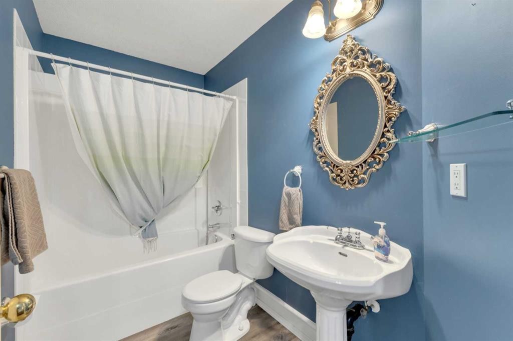 5508 49 Avenue, Alix, AB - Indoor Photo Showing Bathroom