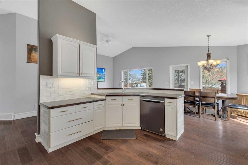 5508 49 Avenue, Alix, AB - Indoor Photo Showing Kitchen