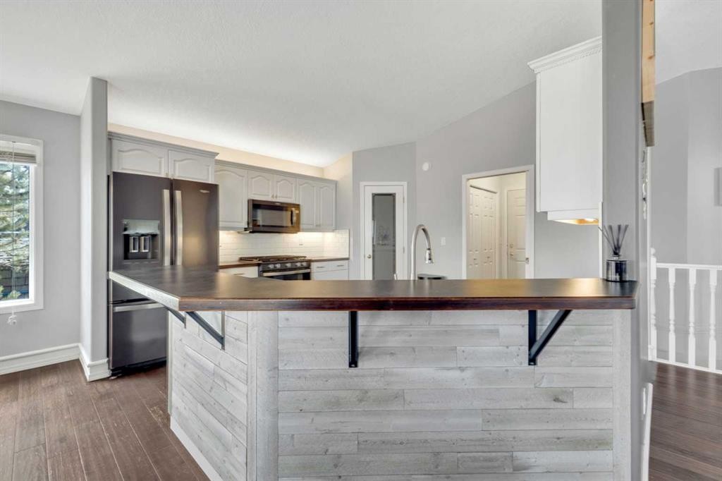 5508 49 Avenue, Alix, AB - Indoor Photo Showing Kitchen With Upgraded Kitchen