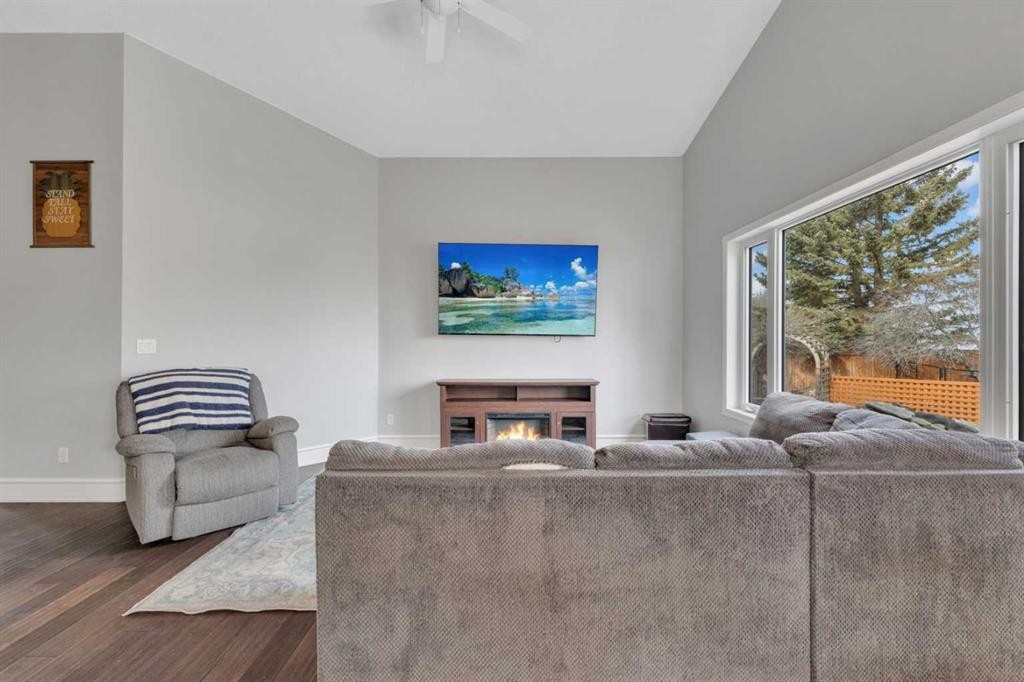 5508 49 Avenue, Alix, AB - Indoor Photo Showing Living Room
