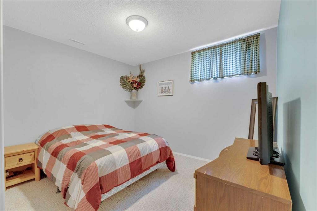 5508 49 Avenue, Alix, AB - Indoor Photo Showing Bedroom