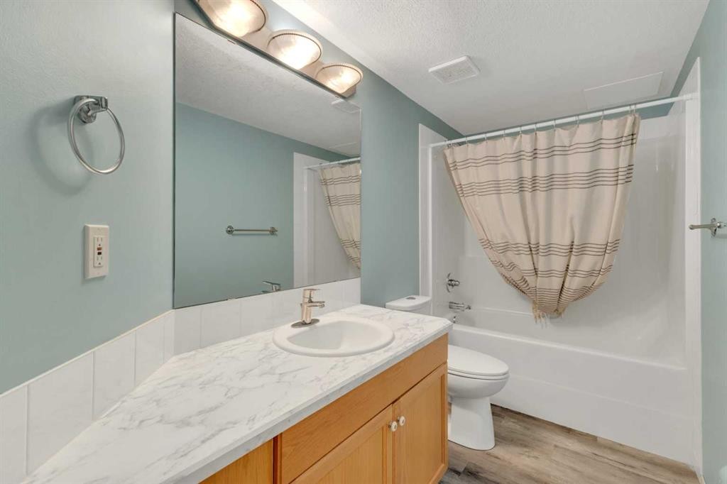 5508 49 Avenue, Alix, AB - Indoor Photo Showing Bathroom