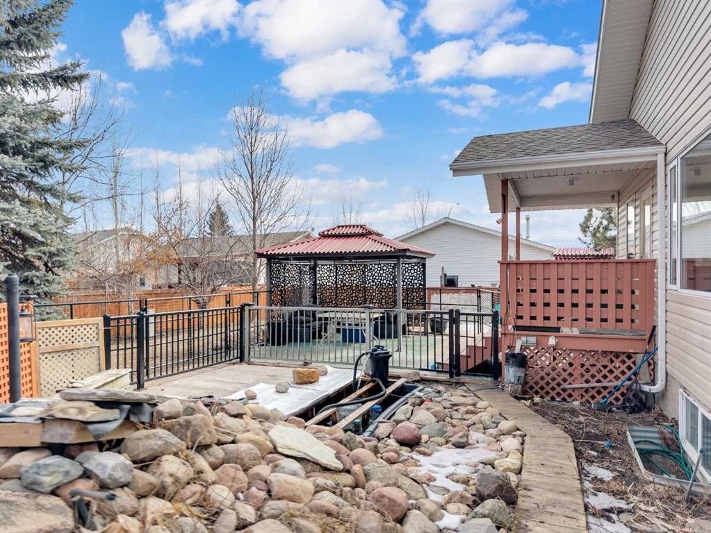 5508 49 Avenue, Alix, AB - Outdoor With Deck Patio Veranda