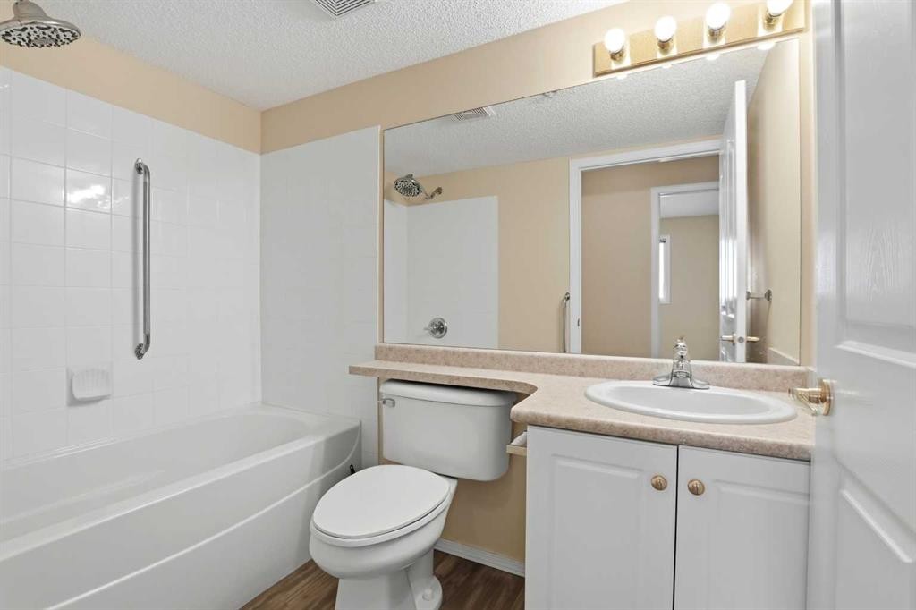 215-56 Carroll Crescent, Red Deer, AB - Indoor Photo Showing Bathroom