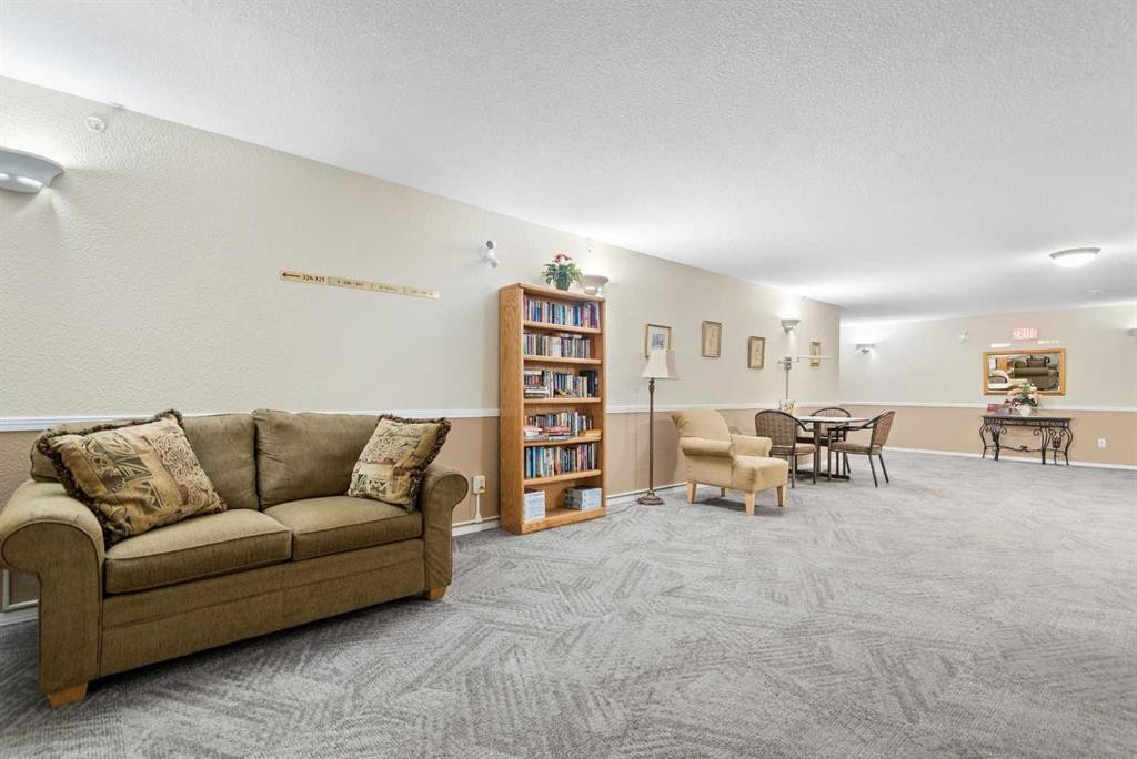 215-56 Carroll Crescent, Red Deer, AB - Indoor Photo Showing Living Room