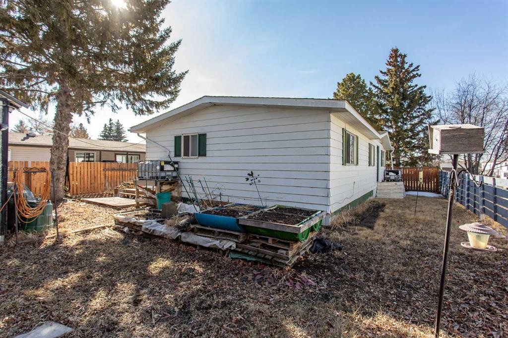 18 Hearthstone Drive, Lacombe, AB - Outdoor With Exterior