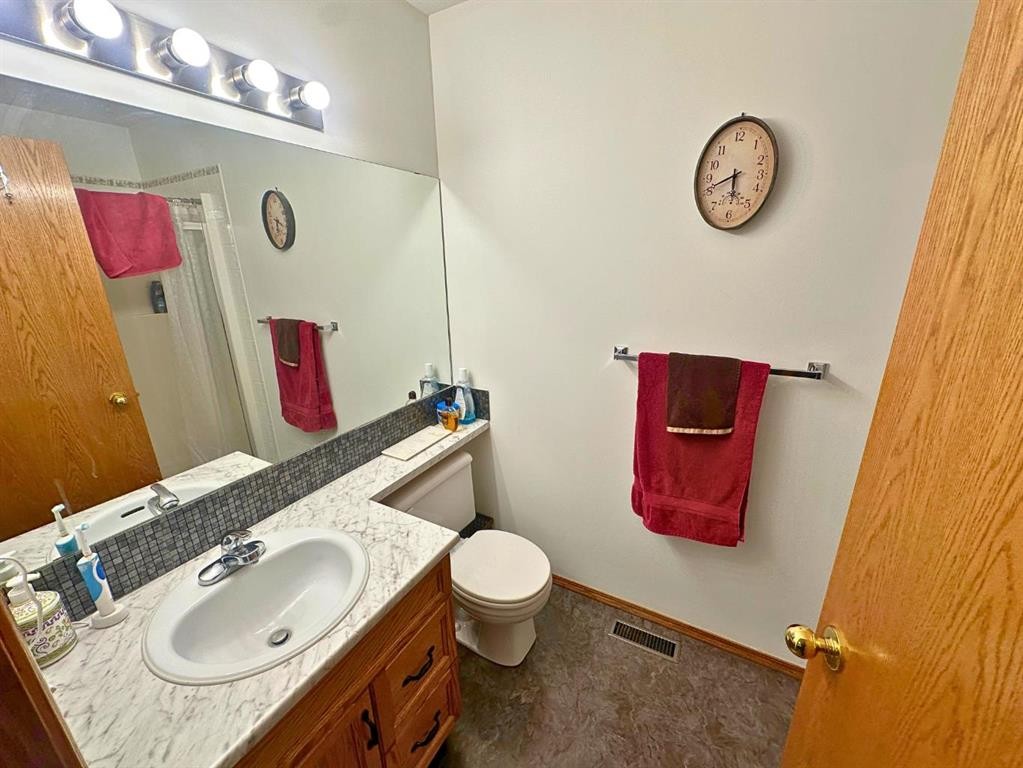 2 Dalton Close, Red Deer, AB - Indoor Photo Showing Bathroom