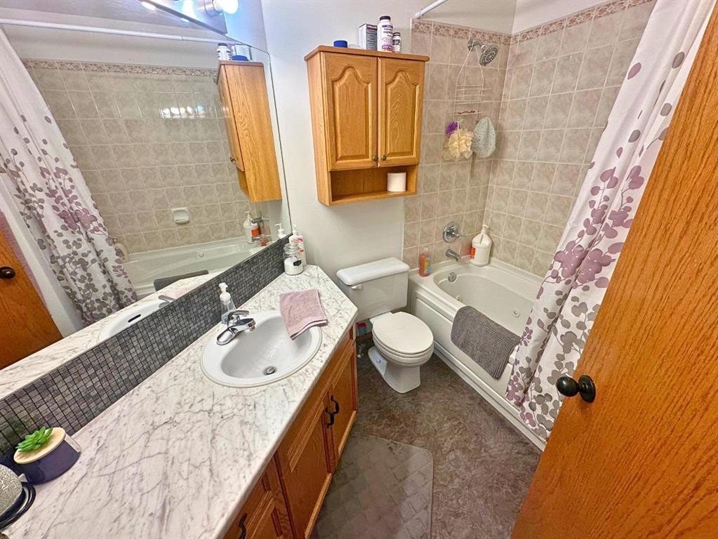 2 Dalton Close, Red Deer, AB - Indoor Photo Showing Bathroom