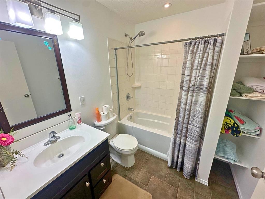 2 Dalton Close, Red Deer, AB - Indoor Photo Showing Bathroom