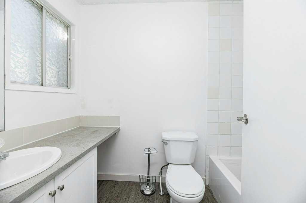 71 Good Crescent, Red Deer, AB - Indoor Photo Showing Bathroom