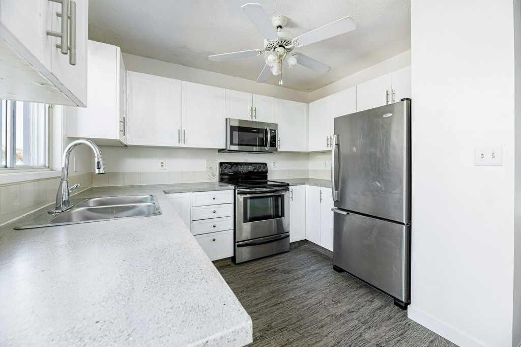 71 Good Crescent, Red Deer, AB - Indoor Photo Showing Kitchen With Double Sink