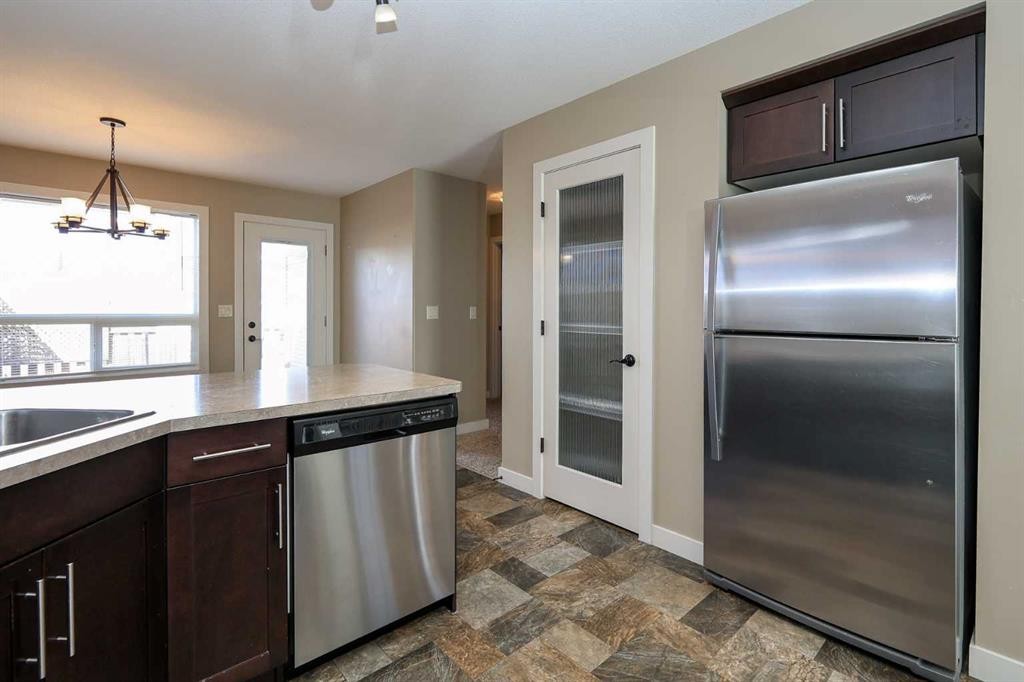 85 Cedar Crescent, Blackfalds, AB - Indoor Photo Showing Kitchen