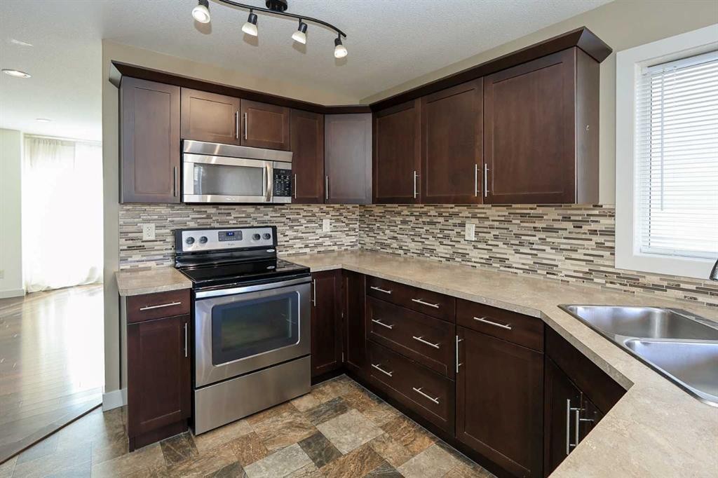 85 Cedar Crescent, Blackfalds, AB - Indoor Photo Showing Kitchen With Double Sink With Upgraded Kitchen