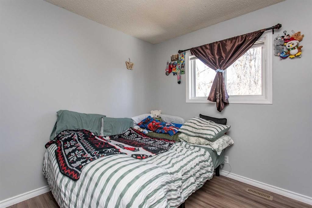 11 Erickson Drive, Red Deer, AB - Indoor Photo Showing Bedroom