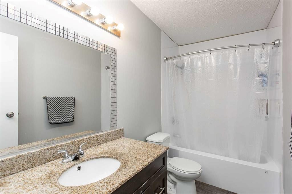 11 Erickson Drive, Red Deer, AB - Indoor Photo Showing Bathroom