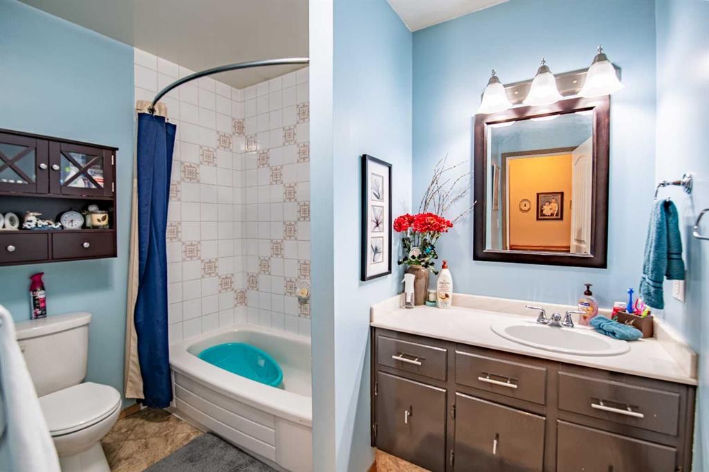 44 Norwest Close, Red Deer, AB - Indoor Photo Showing Bathroom