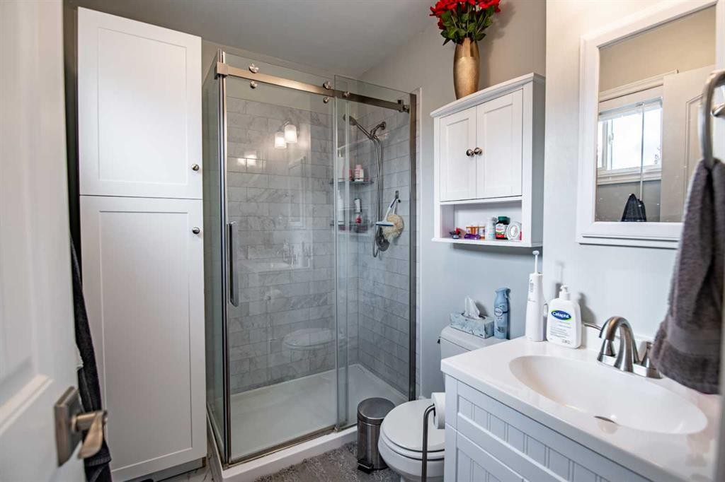 44 Norwest Close, Red Deer, AB - Indoor Photo Showing Bathroom
