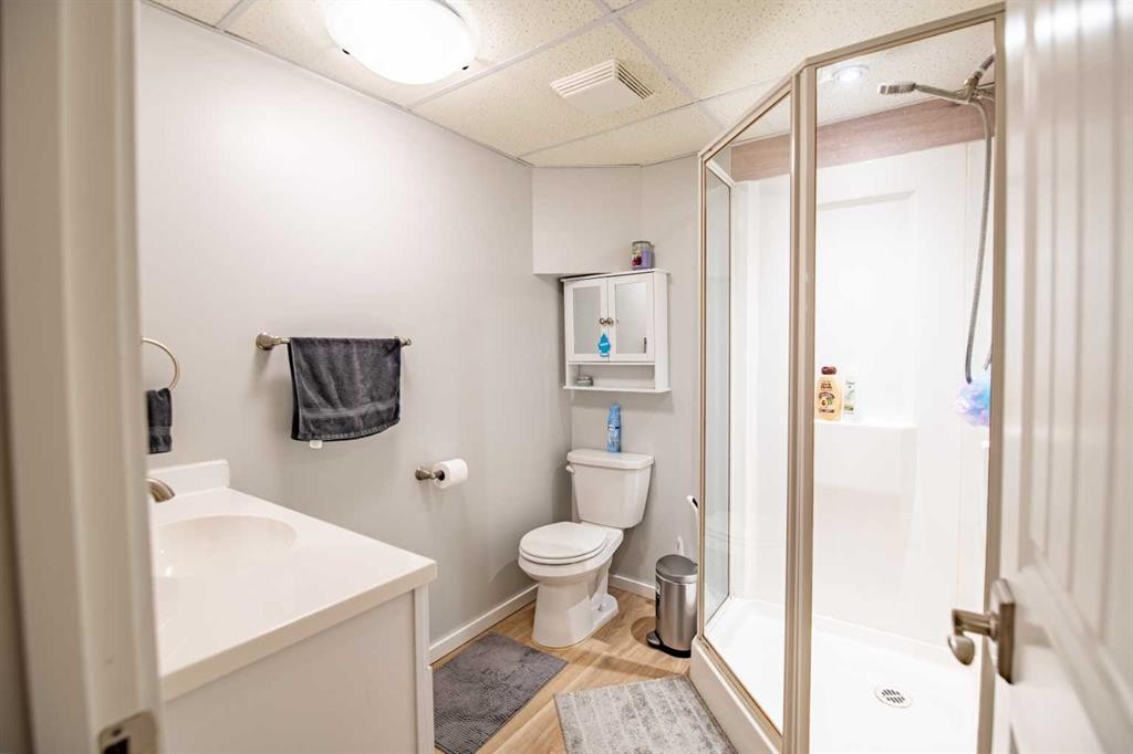 44 Norwest Close, Red Deer, AB - Indoor Photo Showing Bathroom