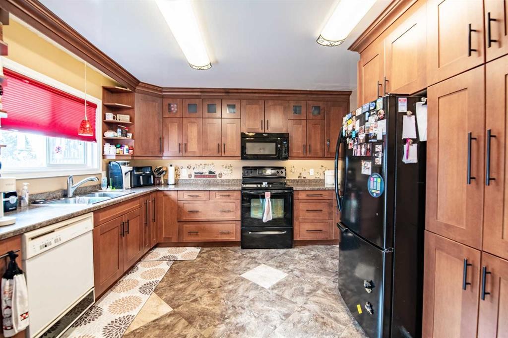 44 Norwest Close, Red Deer, AB - Indoor Photo Showing Kitchen With Double Sink