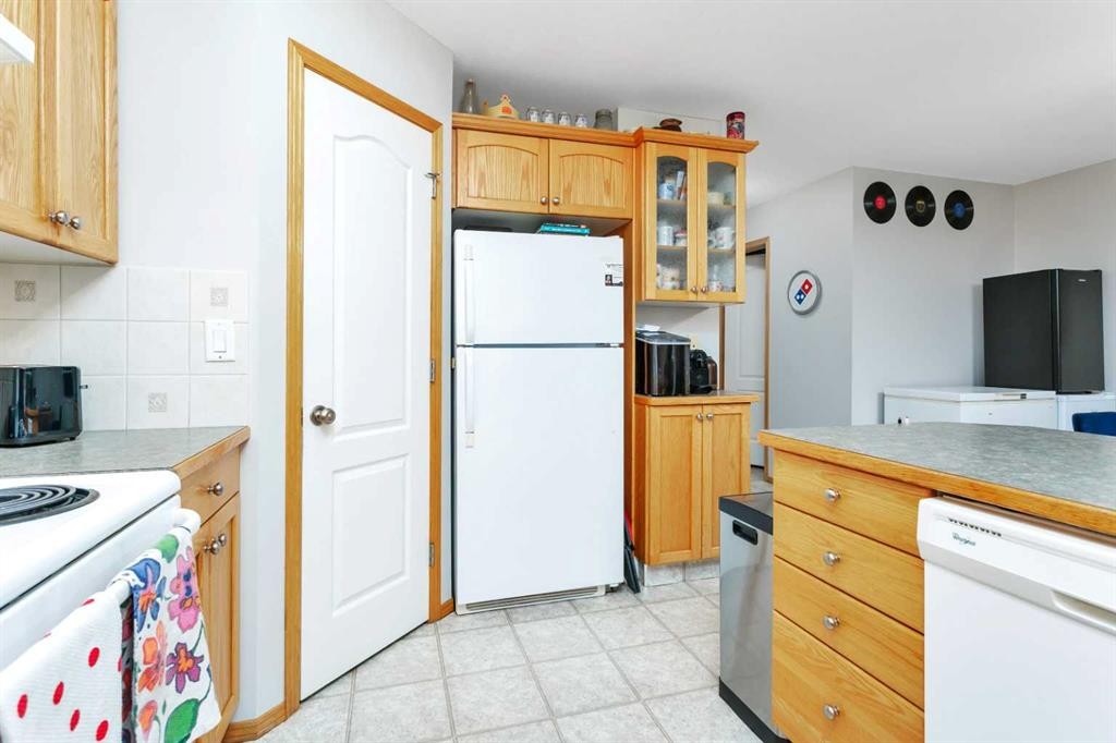 6203 Orr Drive, Red Deer, AB - Indoor Photo Showing Kitchen
