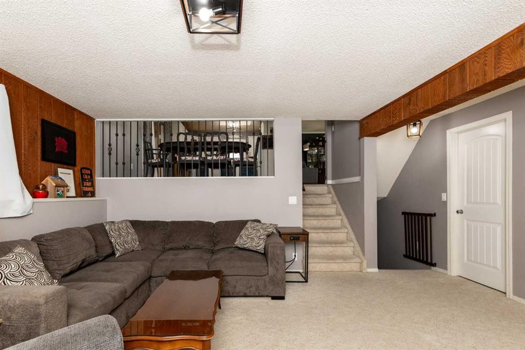 62 Rupert Crescent, Red Deer, AB - Indoor Photo Showing Living Room