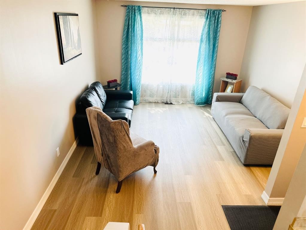 15 Pinecliff Close Ne, Calgary, AB - Indoor