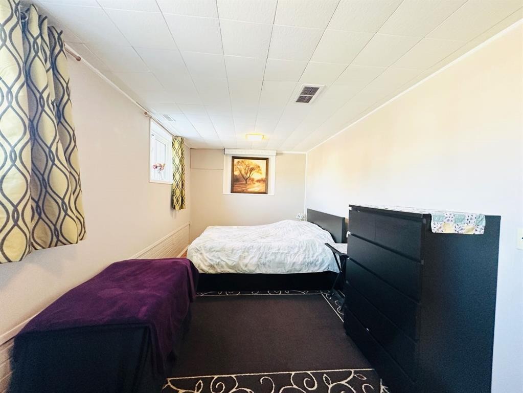 15 Pinecliff Close Ne, Calgary, AB - Indoor Photo Showing Bedroom