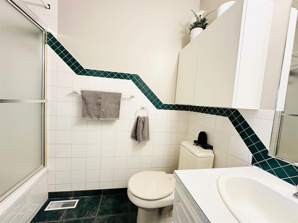 15 Pinecliff Close Ne, Calgary, AB - Indoor Photo Showing Bathroom