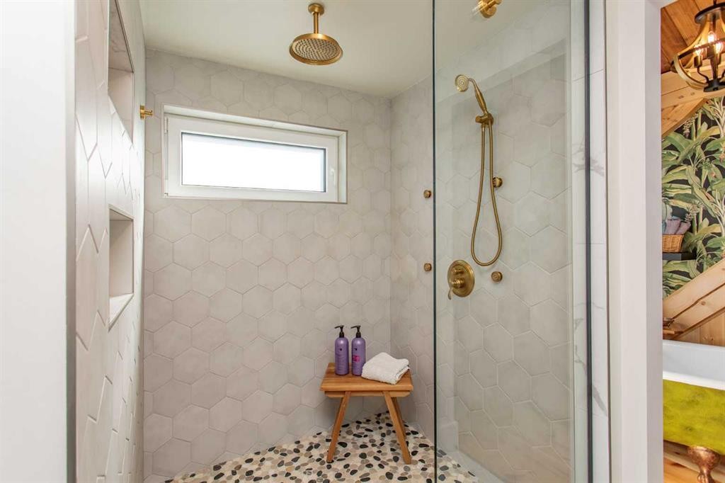 1130 Breakers Way, Sunbreaker Cove, AB - Indoor Photo Showing Bathroom