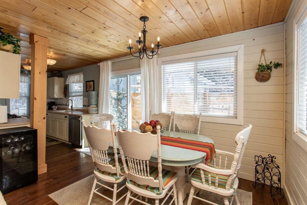 1130 Breakers Way, Sunbreaker Cove, AB - Indoor Photo Showing Dining Room