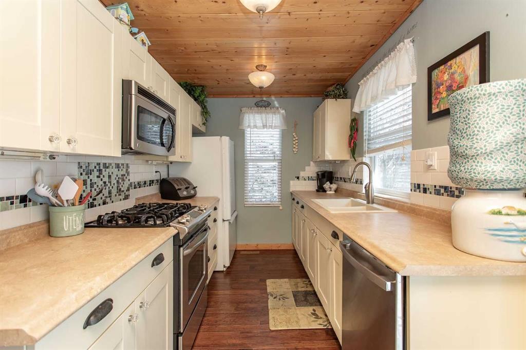 1130 Breakers Way, Sunbreaker Cove, AB - Indoor Photo Showing Kitchen With Double Sink