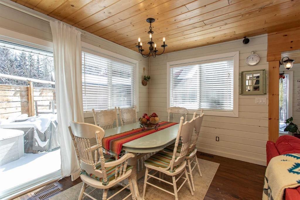 1130 Breakers Way, Sunbreaker Cove, AB - Indoor Photo Showing Dining Room