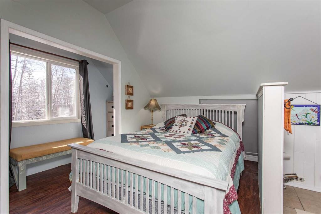 1130 Breakers Way, Sunbreaker Cove, AB - Indoor Photo Showing Bedroom