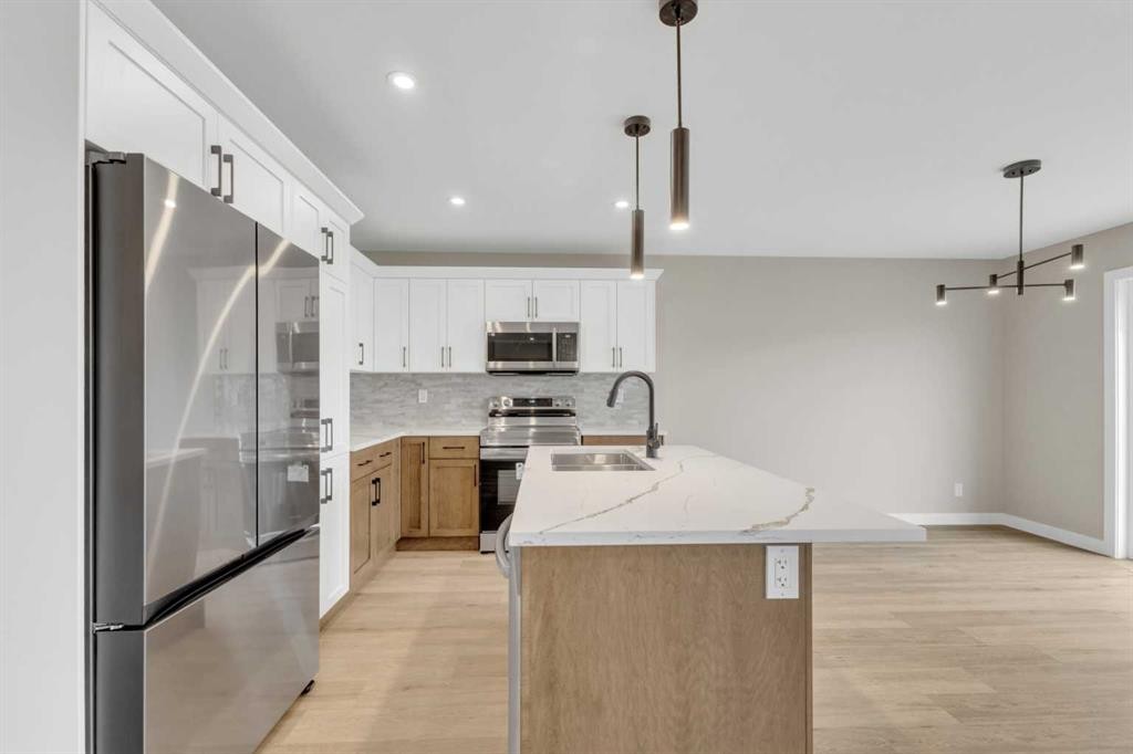 123 Hampton Crescent, Sylvan Lake, AB - Indoor Photo Showing Kitchen With Upgraded Kitchen