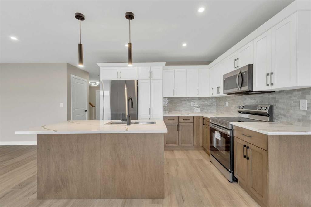 123 Hampton Crescent, Sylvan Lake, AB - Indoor Photo Showing Kitchen With Upgraded Kitchen