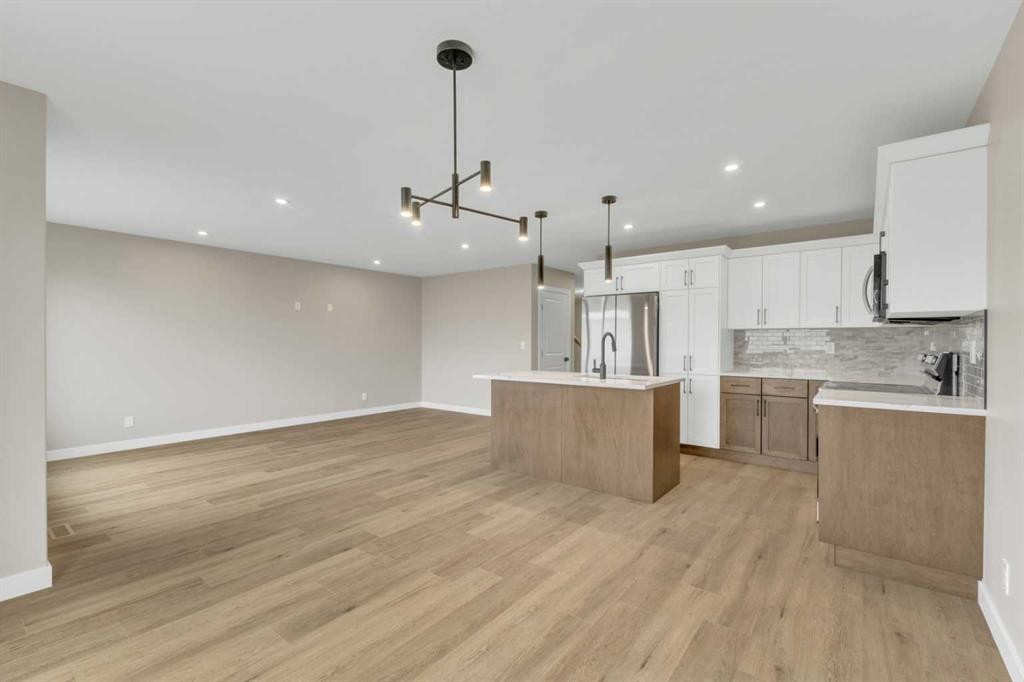 123 Hampton Crescent, Sylvan Lake, AB - Indoor Photo Showing Kitchen