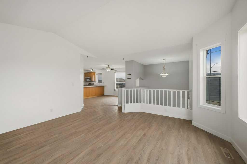 32 Hunter Road, Sylvan Lake, AB - Indoor