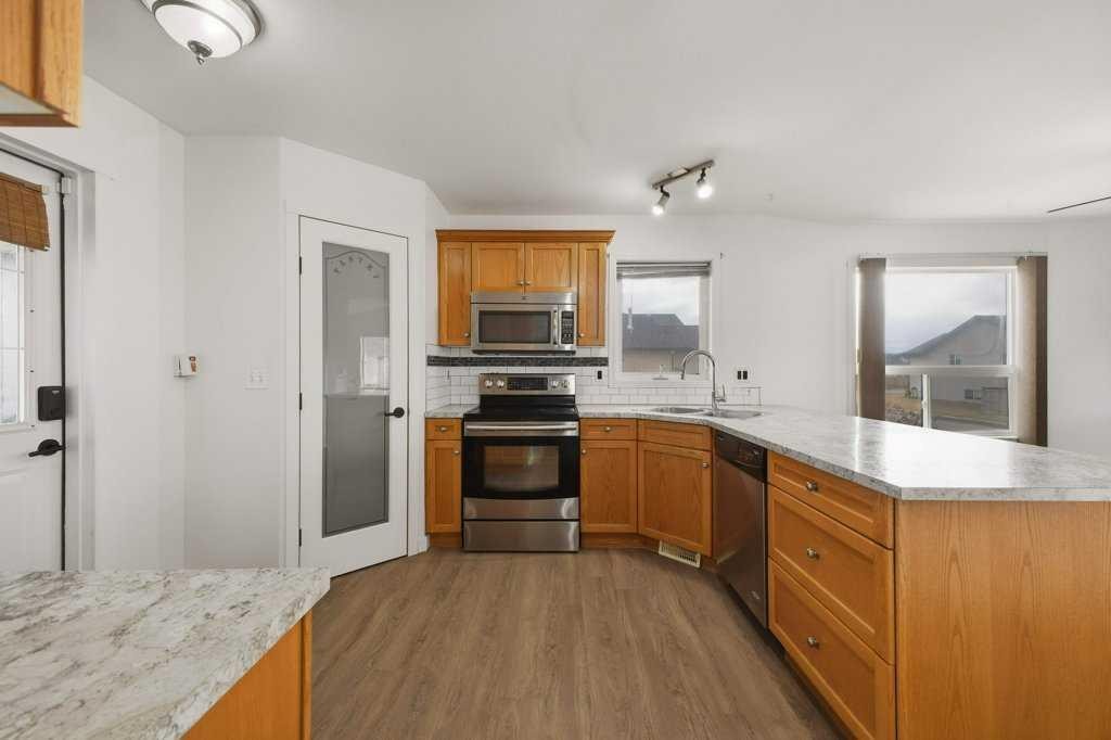 32 Hunter Road, Sylvan Lake, AB - Indoor Photo Showing Kitchen