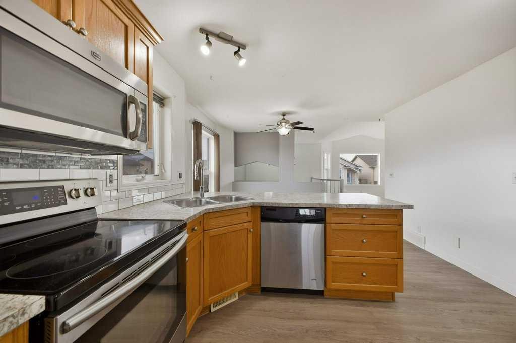 32 Hunter Road, Sylvan Lake, AB - Indoor Photo Showing Kitchen With Double Sink