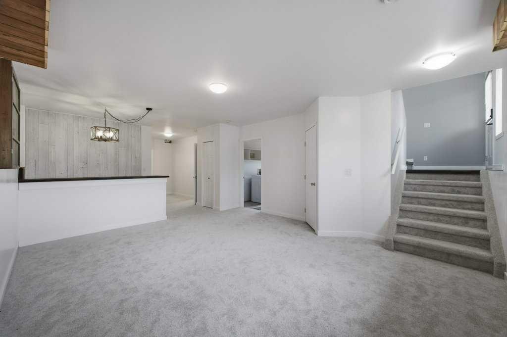 32 Hunter Road, Sylvan Lake, AB - Indoor Photo Showing Other Room
