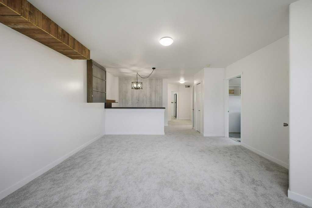 32 Hunter Road, Sylvan Lake, AB - Indoor Photo Showing Other Room