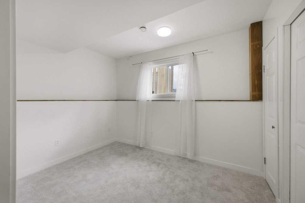 32 Hunter Road, Sylvan Lake, AB - Indoor Photo Showing Other Room