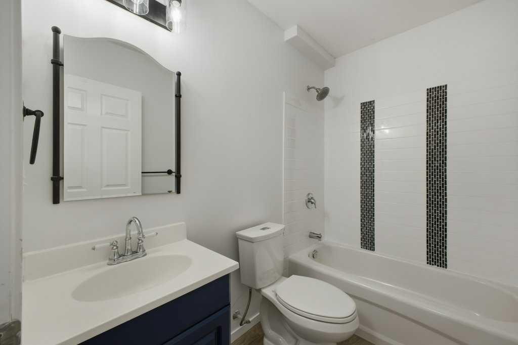 32 Hunter Road, Sylvan Lake, AB - Indoor Photo Showing Bathroom