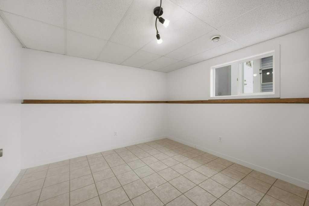 32 Hunter Road, Sylvan Lake, AB - Indoor Photo Showing Other Room