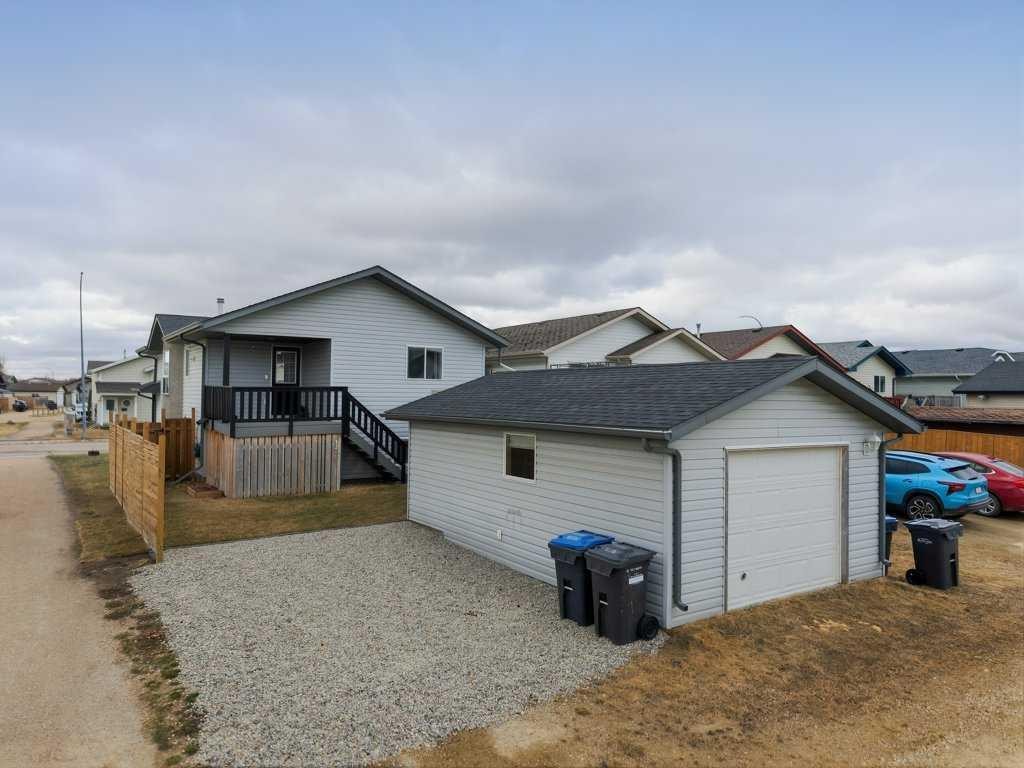 32 Hunter Road, Sylvan Lake, AB - Outdoor
