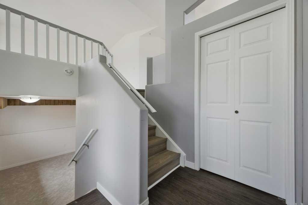32 Hunter Road, Sylvan Lake, AB - Indoor Photo Showing Other Room