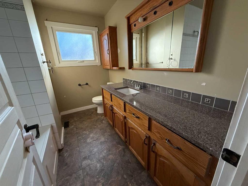 5805 42 Avenue, Camrose, AB - Indoor Photo Showing Bathroom