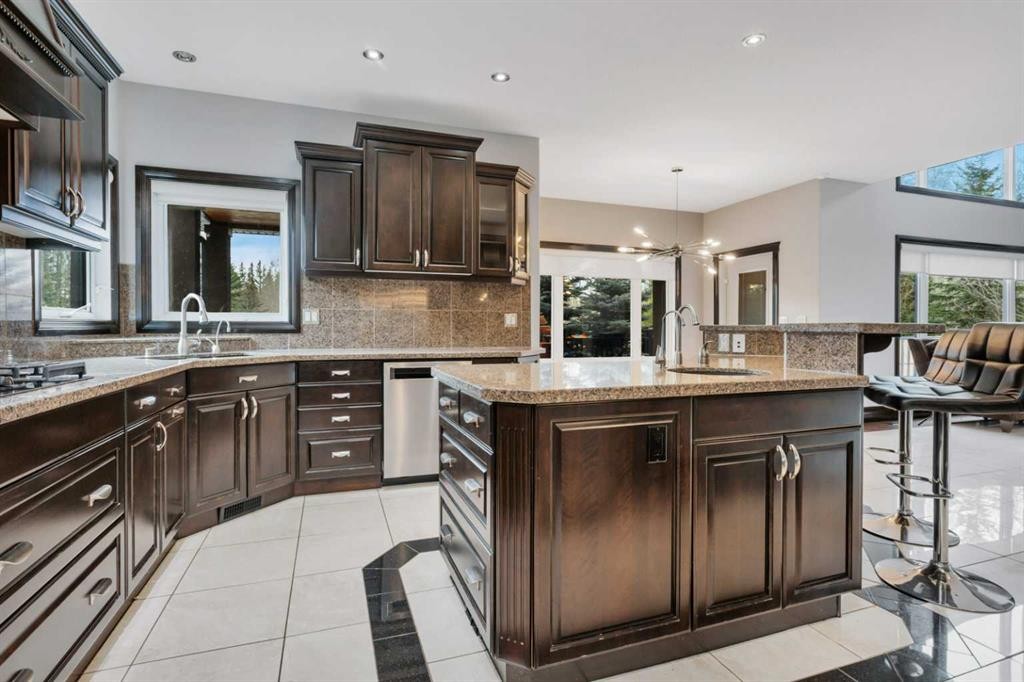 310 Jarvis Glen Way, Jarvis Bay, AB - Indoor Photo Showing Kitchen With Upgraded Kitchen